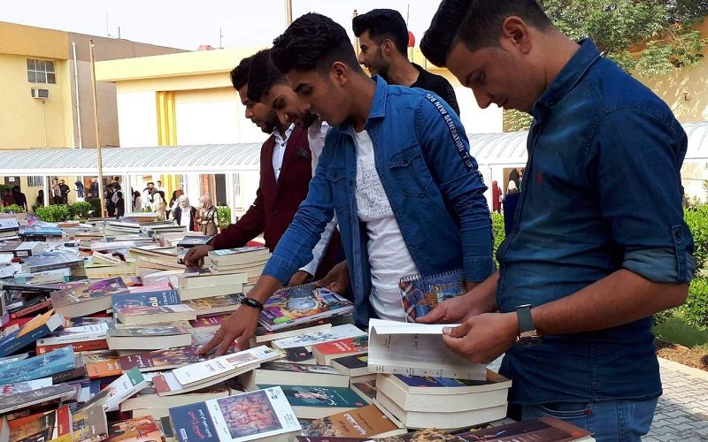 شعبة الأعلام في الكلية تقيم معرضا للكتب بالتعاون مع دار ومكتبة عيون الوطن في الديوانية2 800x500