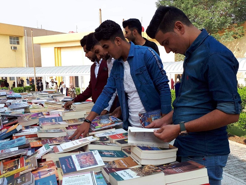 شعبة الأعلام في الكلية تقيم معرضا للكتب بالتعاون مع دار ومكتبة عيون الوطن في الديوانية2
